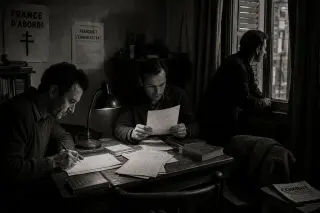 Trois hommes réunis autour d'une table dans un appartement sombre, en pleine discussion et écriture clandestine pendant la Seconde Guerre mondiale, ambiance tendue et fraternelle.
